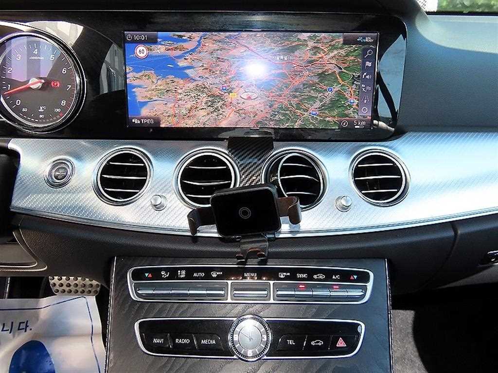Mercedes-Benz E-Class — photo 13
