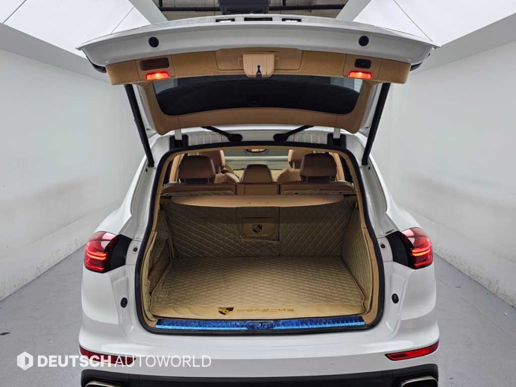 Porsche Cayenne — photo 19