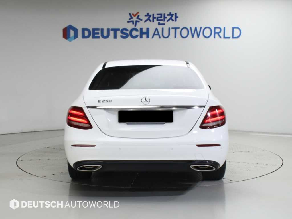 Mercedes-Benz E-Class — photo 04