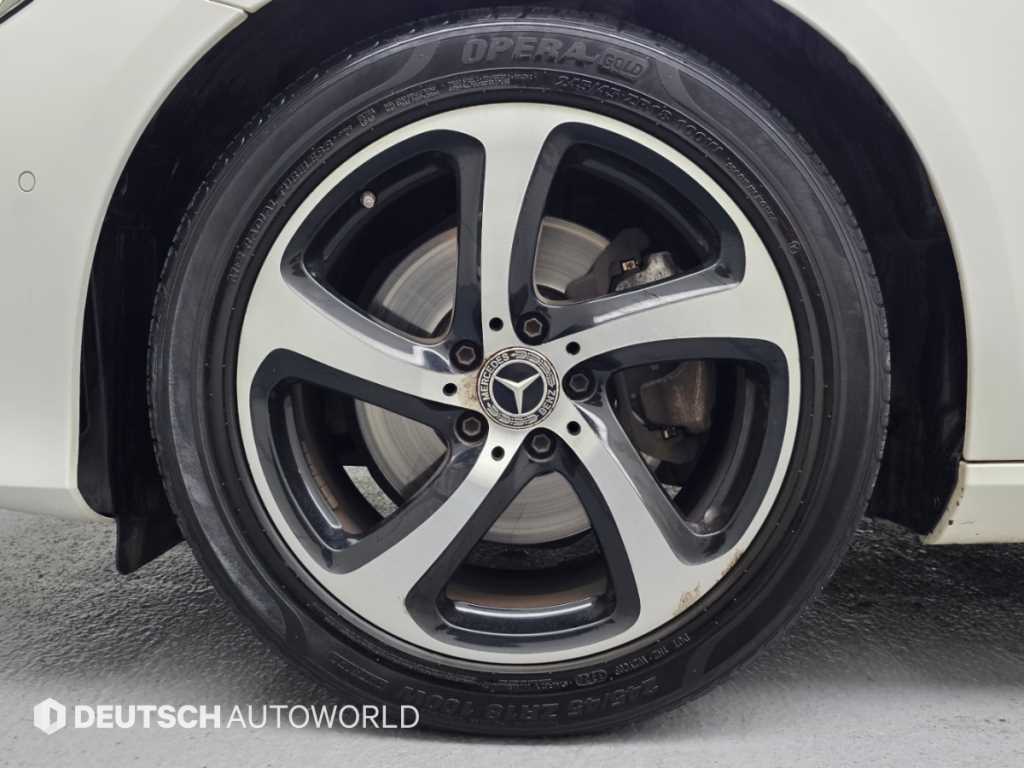 Mercedes-Benz E-Class — photo 05