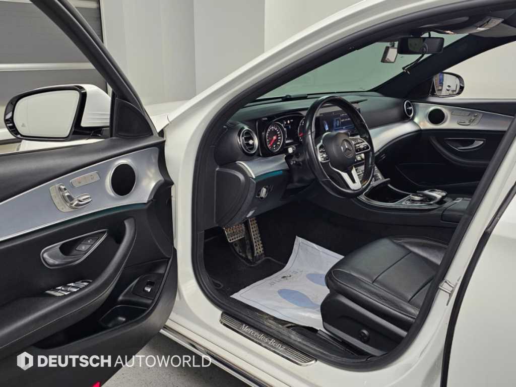 Mercedes-Benz E-Class — photo 11