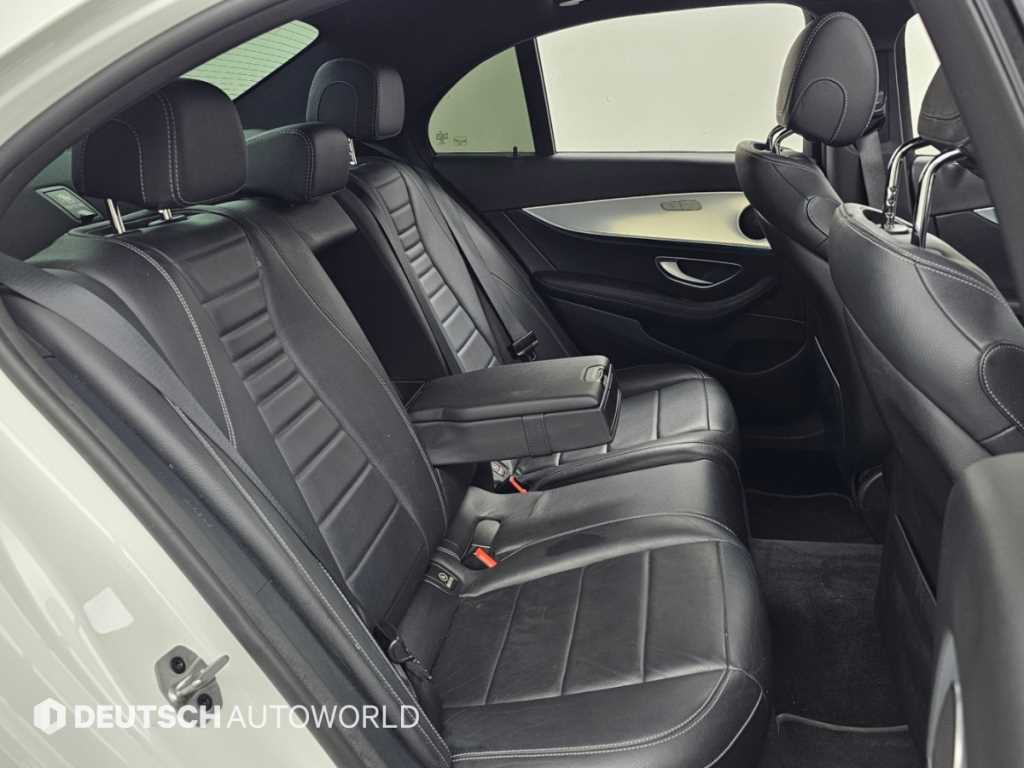 Mercedes-Benz E-Class — photo 12