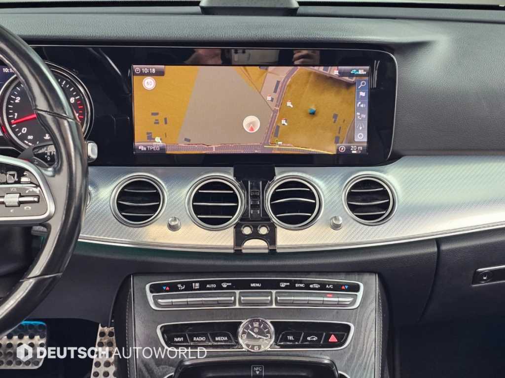 Mercedes-Benz E-Class — photo 14