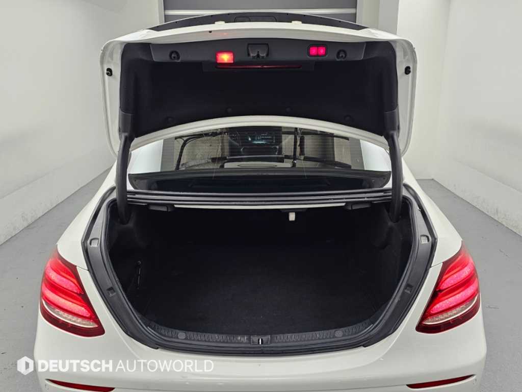 Mercedes-Benz E-Class — photo 19
