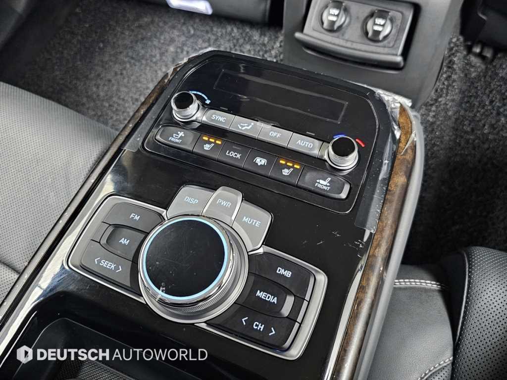 Genesis G90 — photo 16
