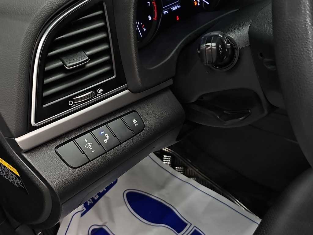 Hyundai Avante — photo 16