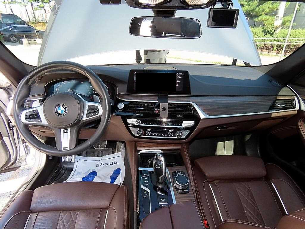 BMW 5-Series — photo 07