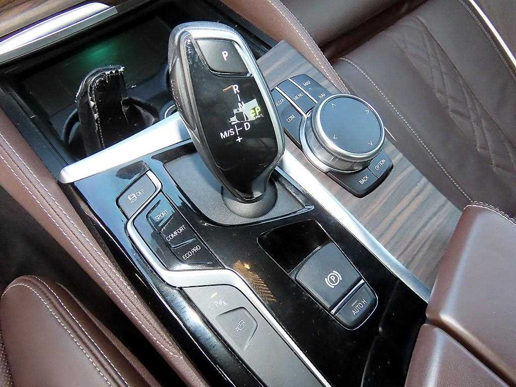 BMW 5-Series — photo 11