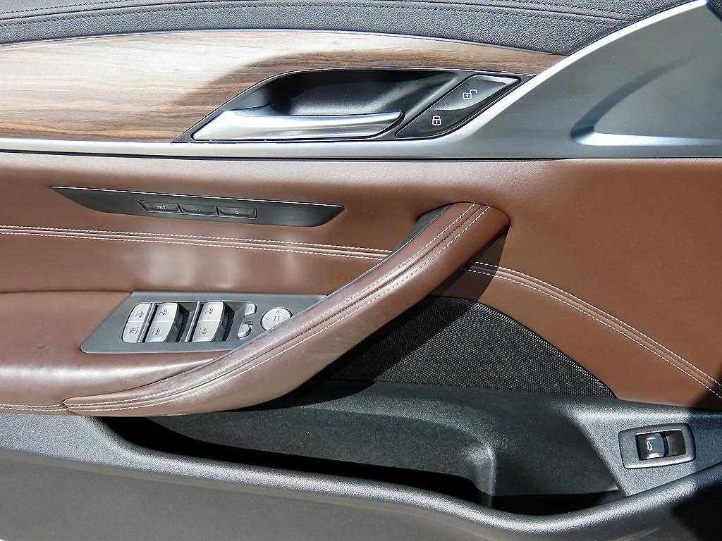 BMW 5-Series — photo 12