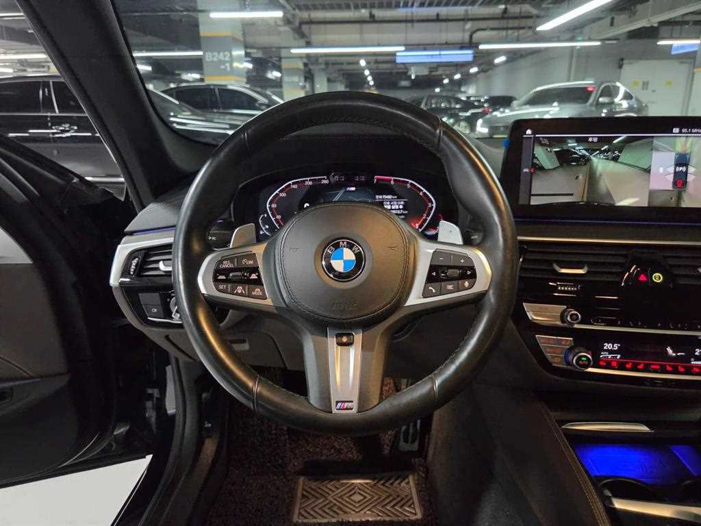 BMW 5-Series — photo 11