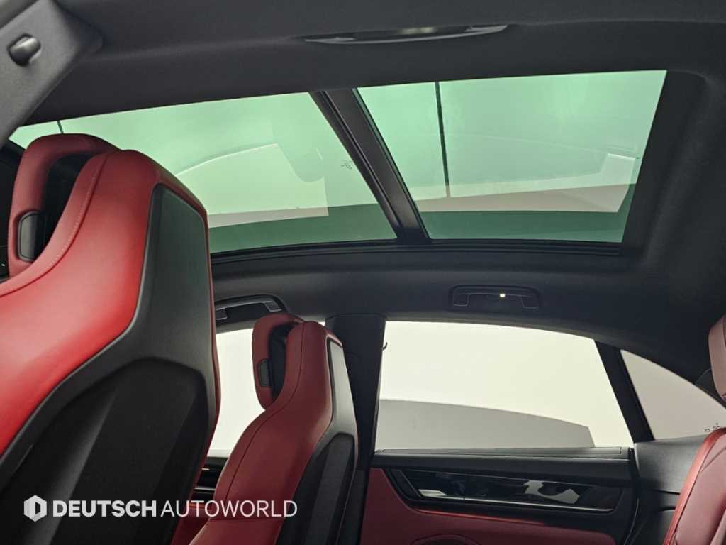 Porsche Macan — photo 18