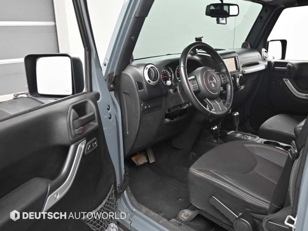 Jeep Wrangler — photo 11