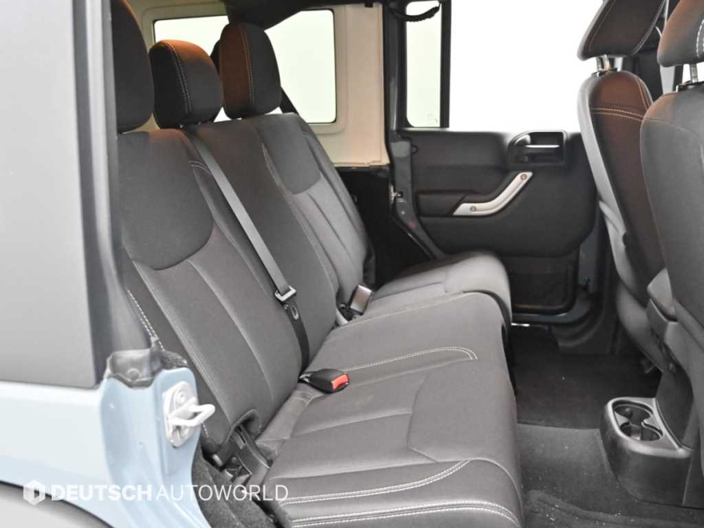 Jeep Wrangler — photo 12