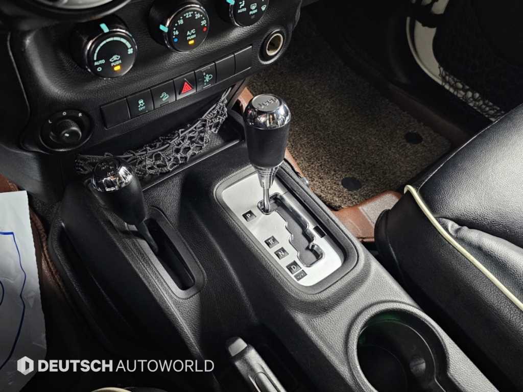Jeep Wrangler — photo 09