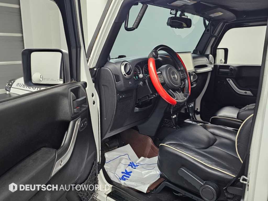 Jeep Wrangler — photo 11