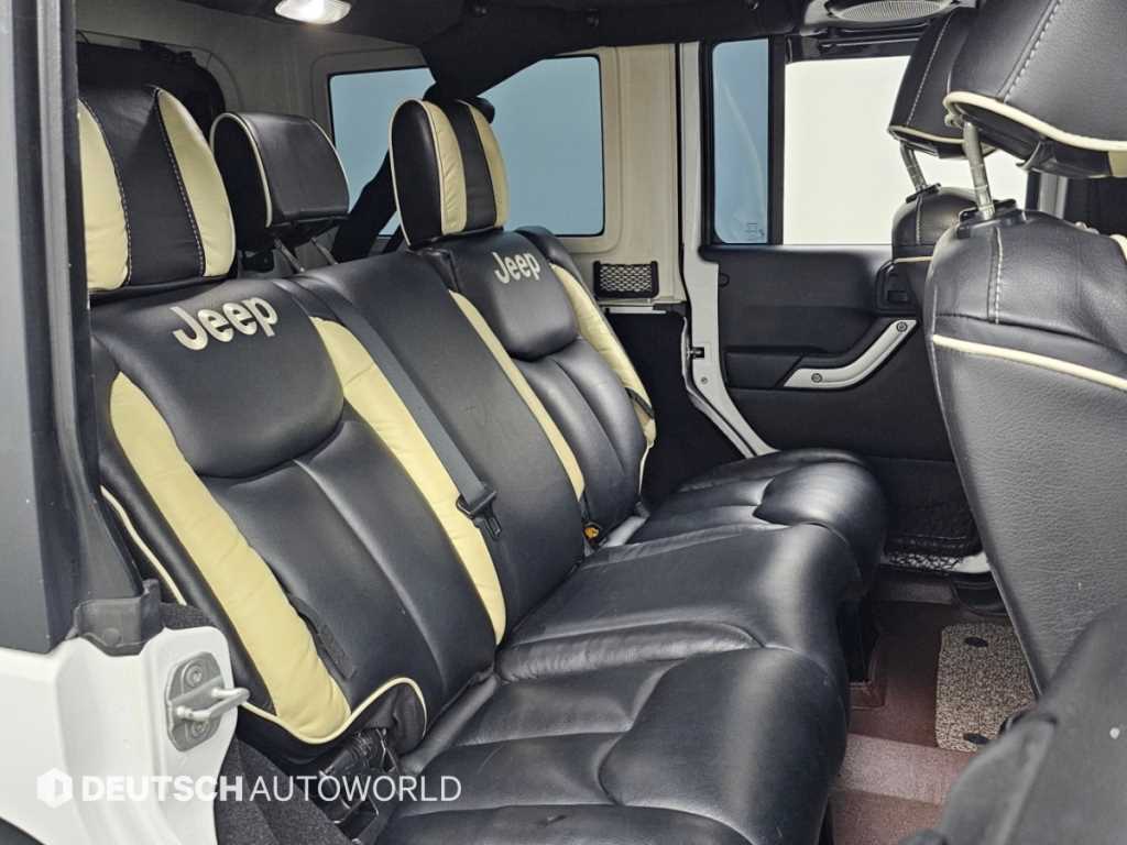 Jeep Wrangler — photo 12
