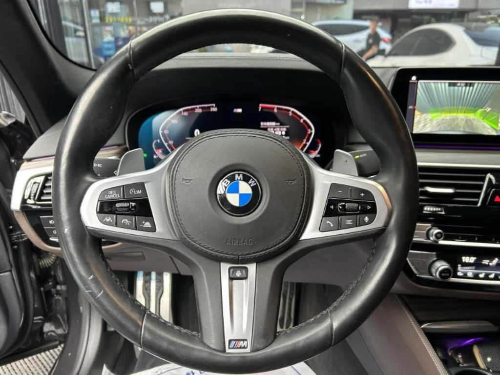 BMW 5-Series — photo 09
