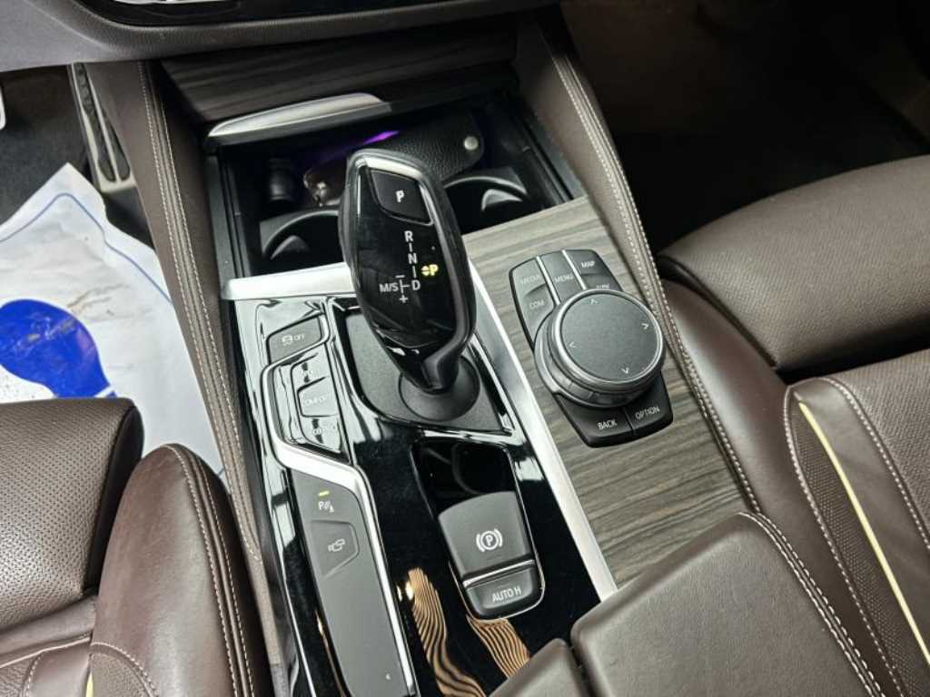 BMW 5-Series — photo 10
