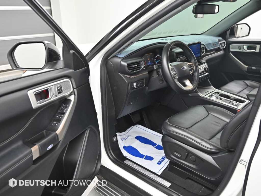 Ford Explorer — photo 11
