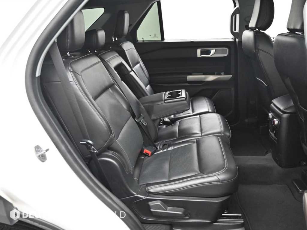 Ford Explorer — photo 12
