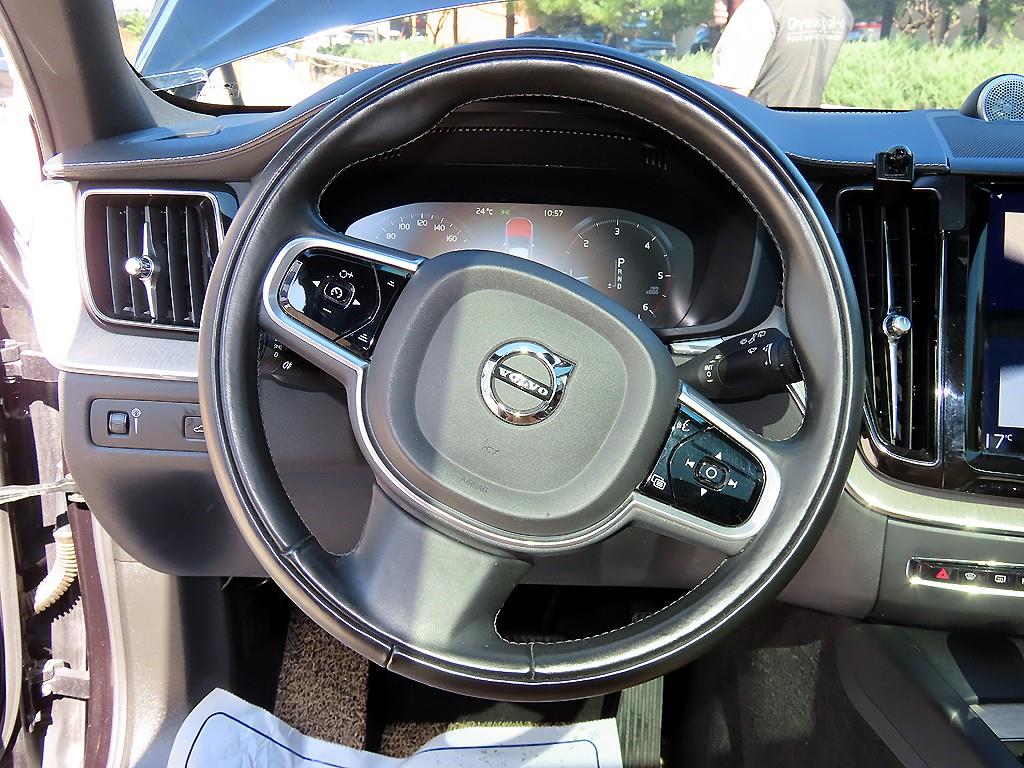 Volvo XC60 — photo 08