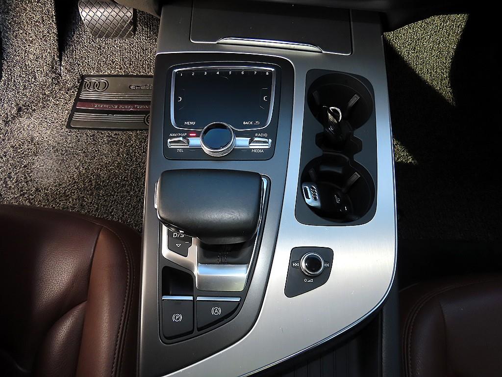 Audi Q7 — photo 10