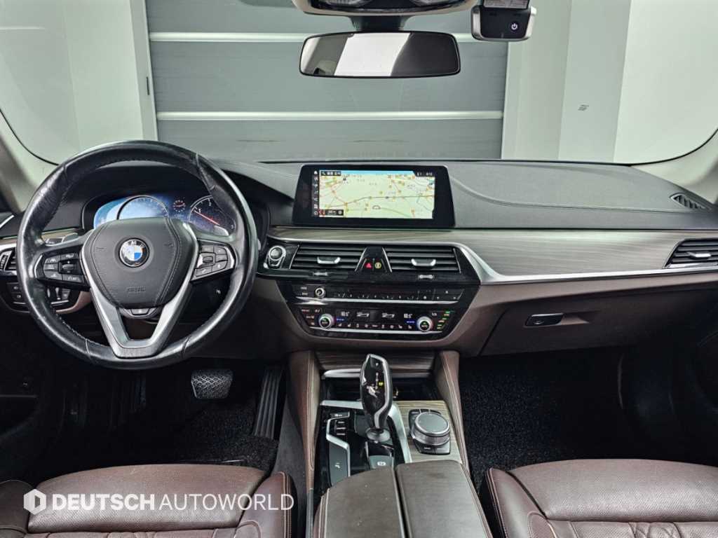 BMW 5-Series — photo 07