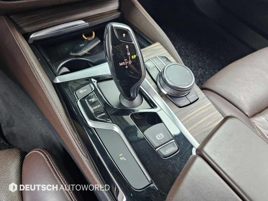 BMW 5-Series — photo 09