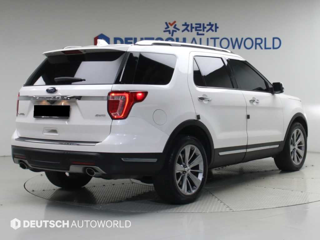 Ford Explorer — photo 02