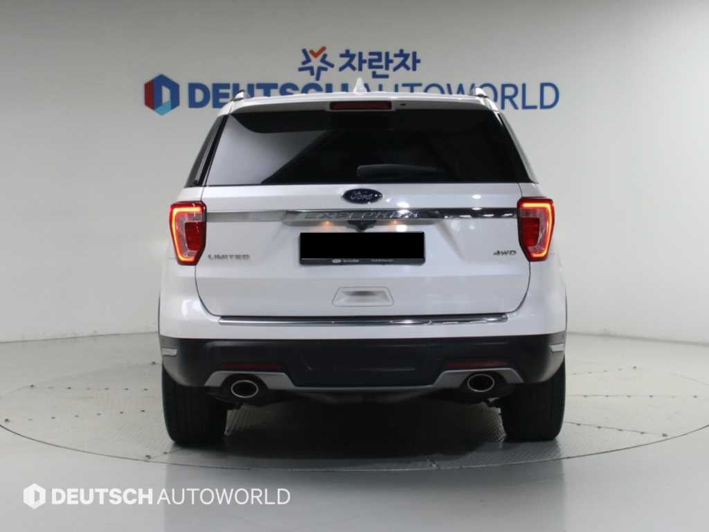 Ford Explorer — photo 04