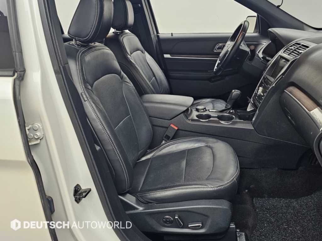 Ford Explorer — photo 10
