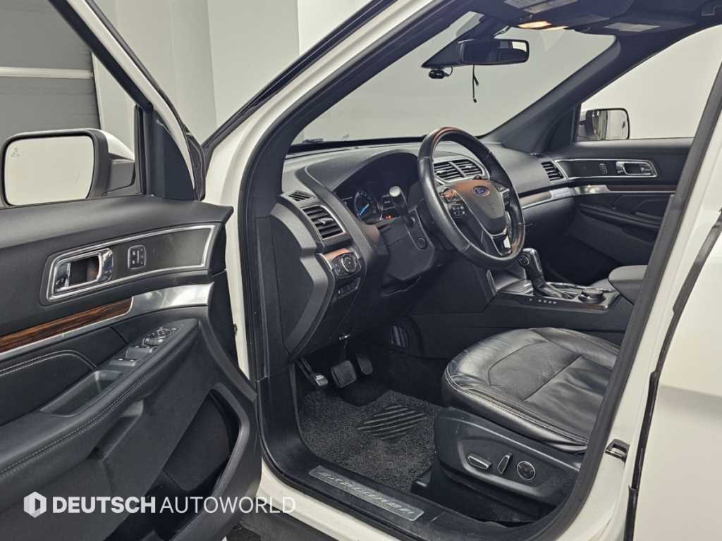 Ford Explorer — photo 11