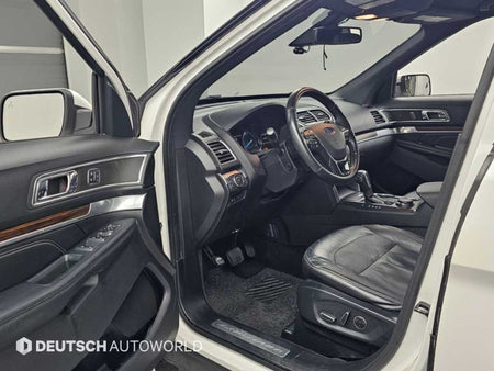 Ford Explorer — photo 11