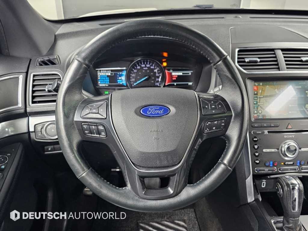 Ford Explorer — photo 13