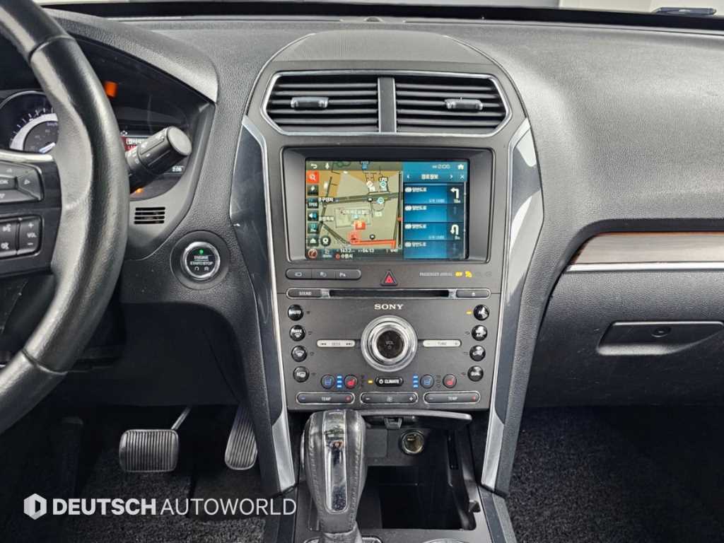 Ford Explorer — photo 14