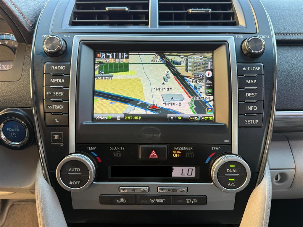 Toyota Camry — photo 13