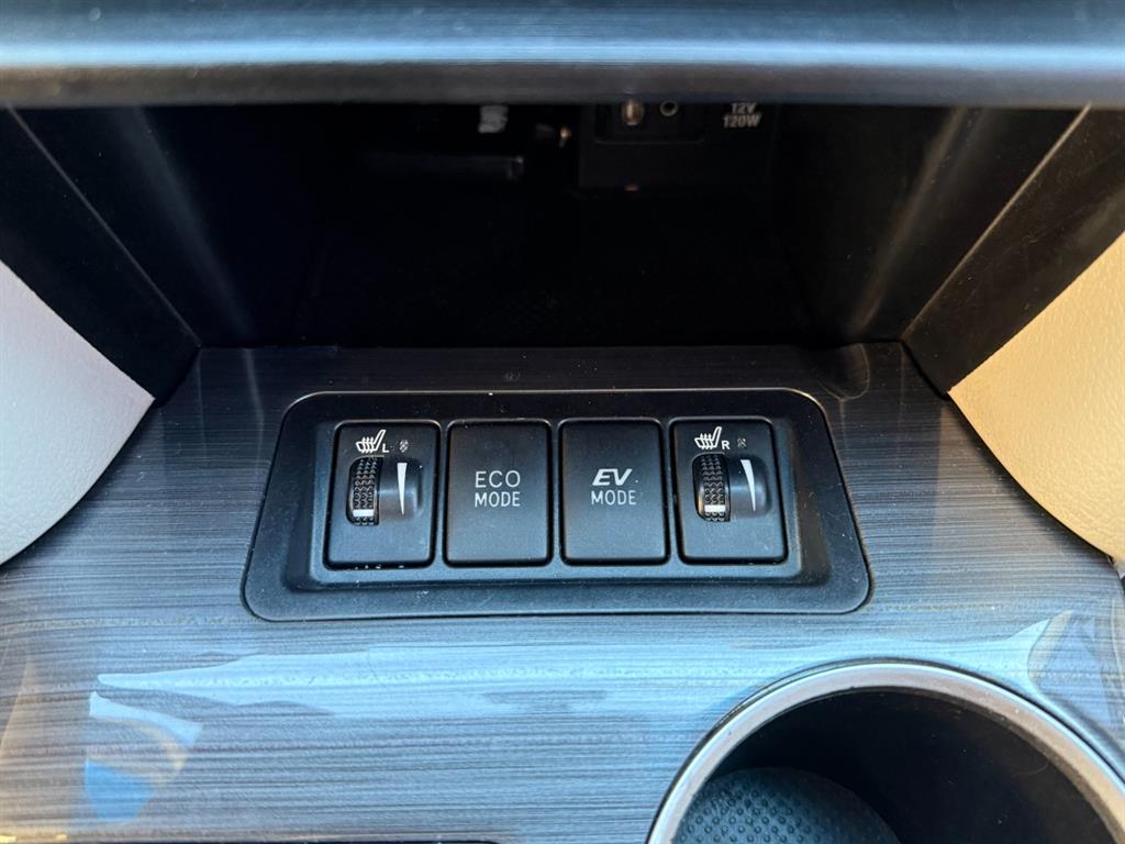 Toyota Camry — photo 16