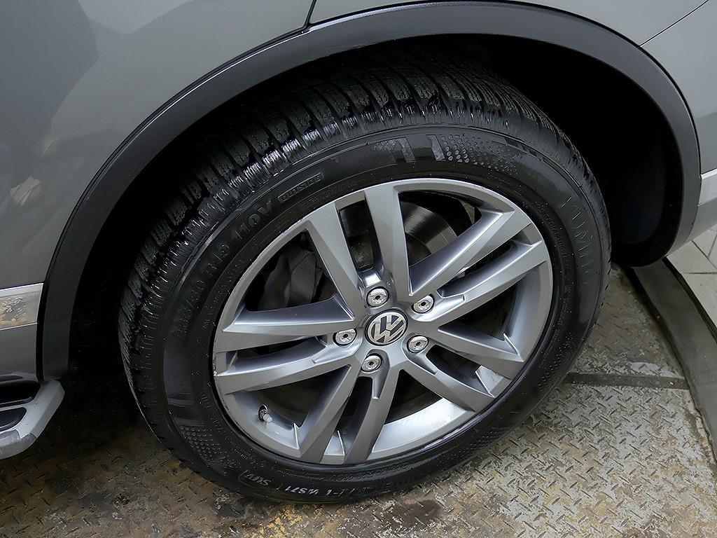 Volkswagen Touareg — photo 08
