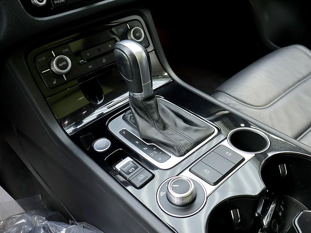 Volkswagen Touareg — photo 10