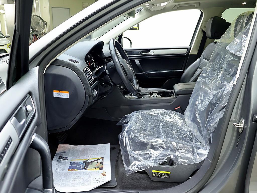 Volkswagen Touareg — photo 11