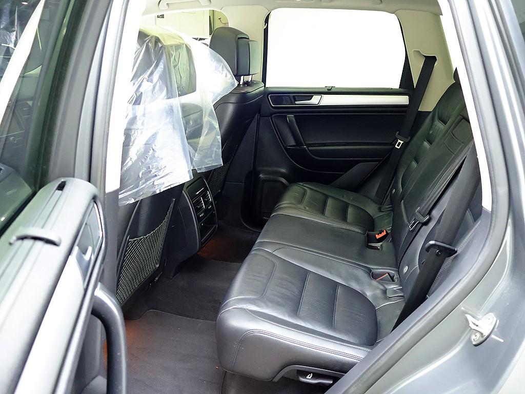 Volkswagen Touareg — photo 12