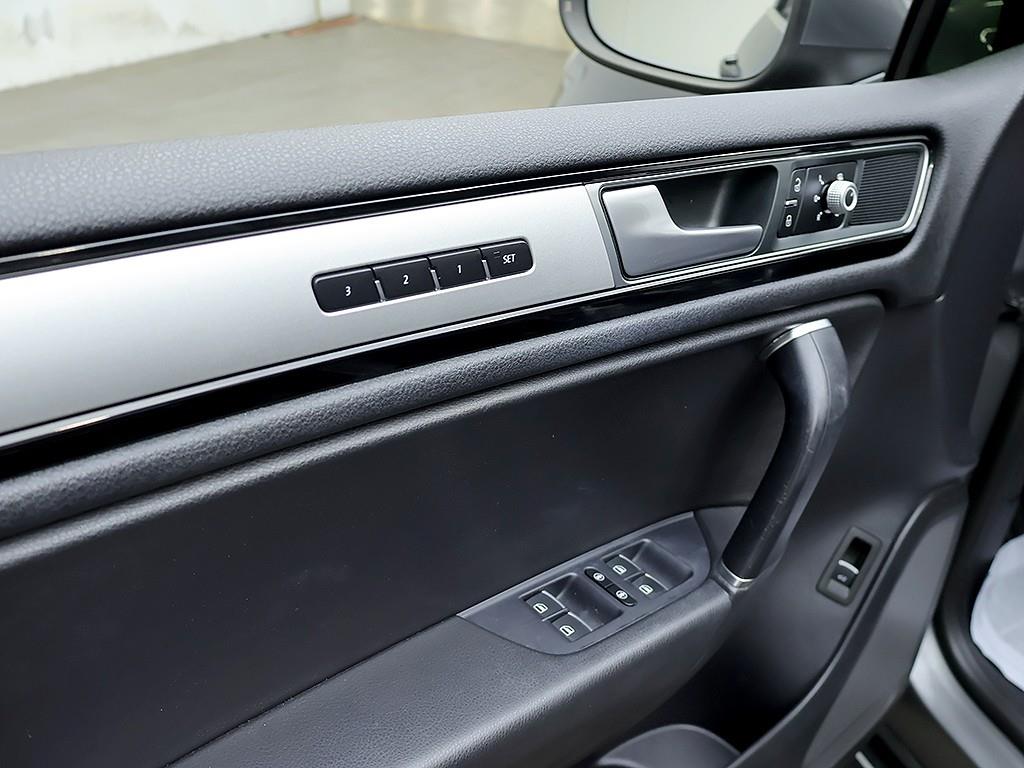 Volkswagen Touareg — photo 13
