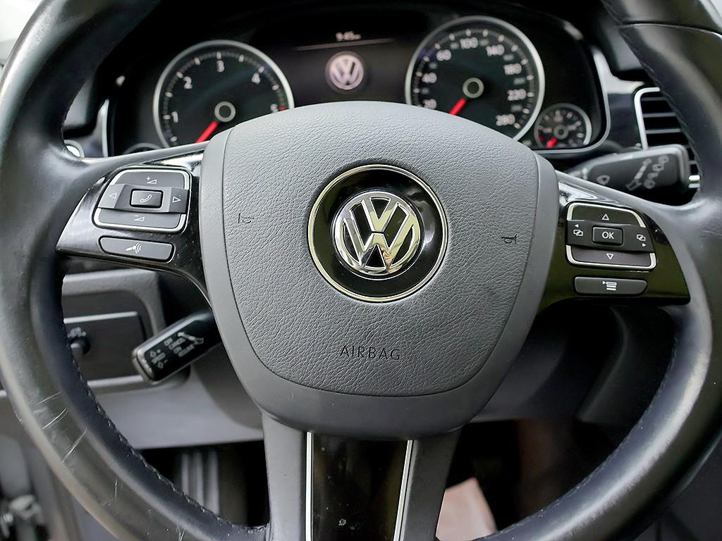Volkswagen Touareg — photo 14