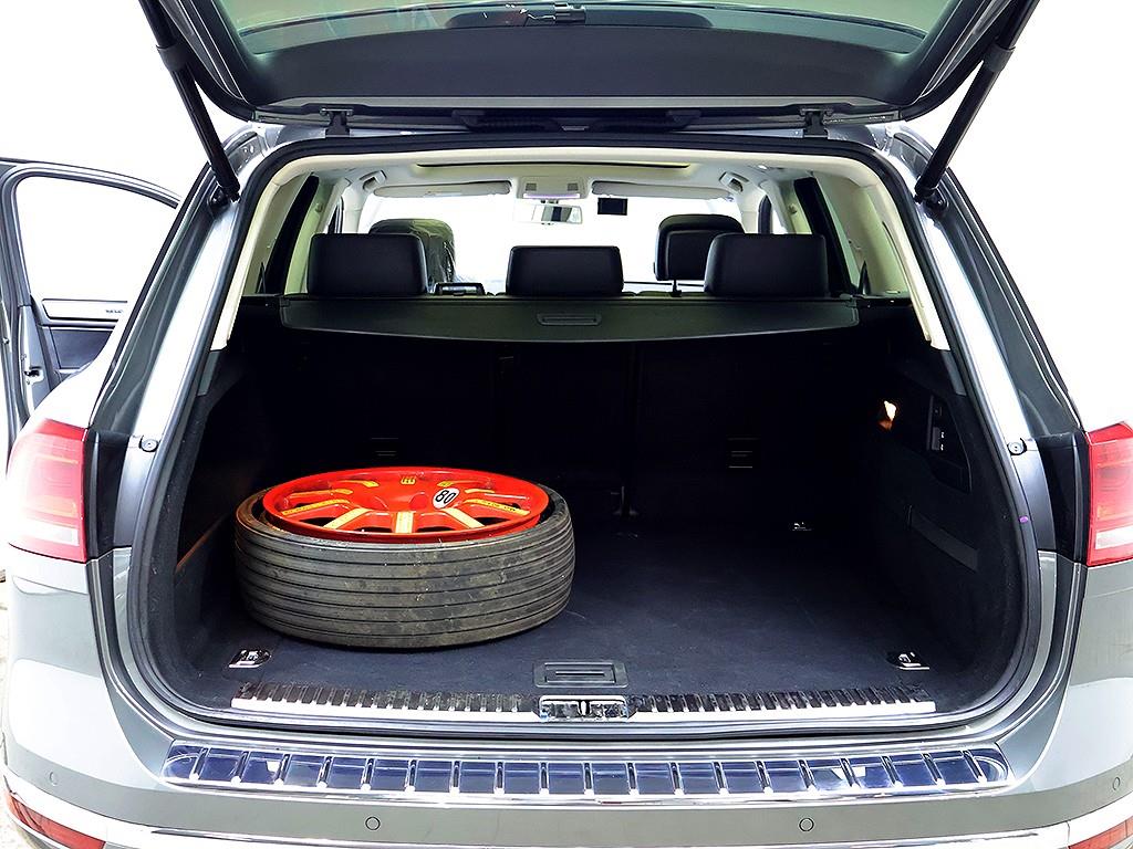 Volkswagen Touareg — photo 16