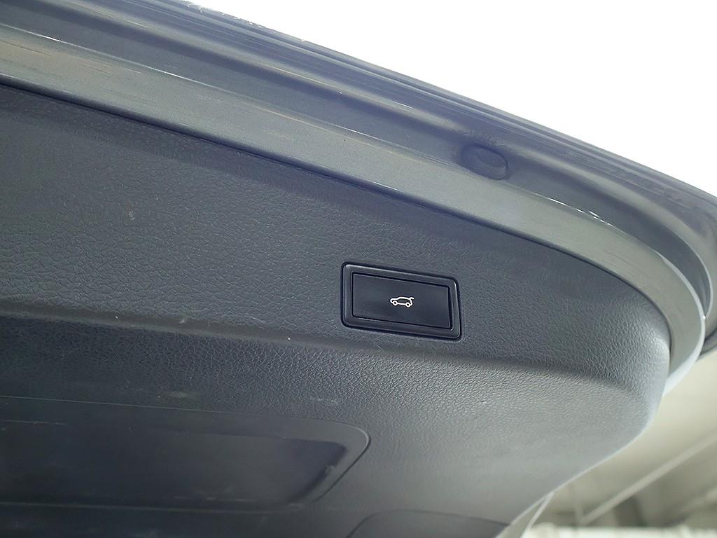 Volkswagen Touareg — photo 17