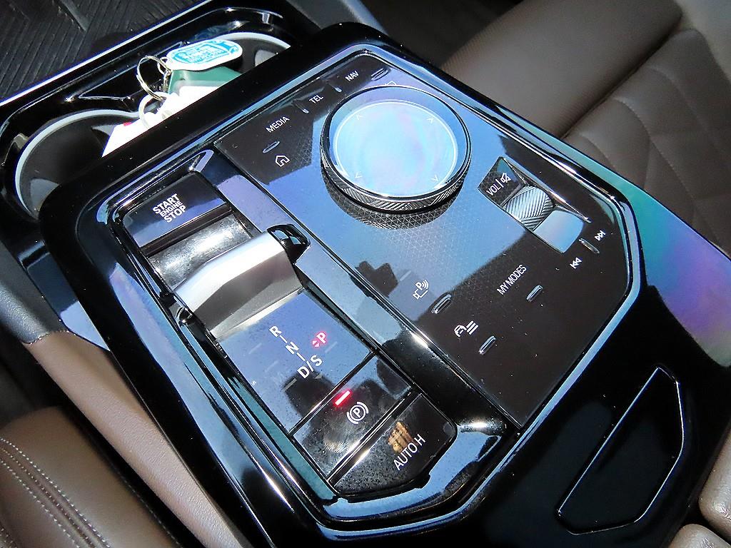 BMW 5-Series — photo 11