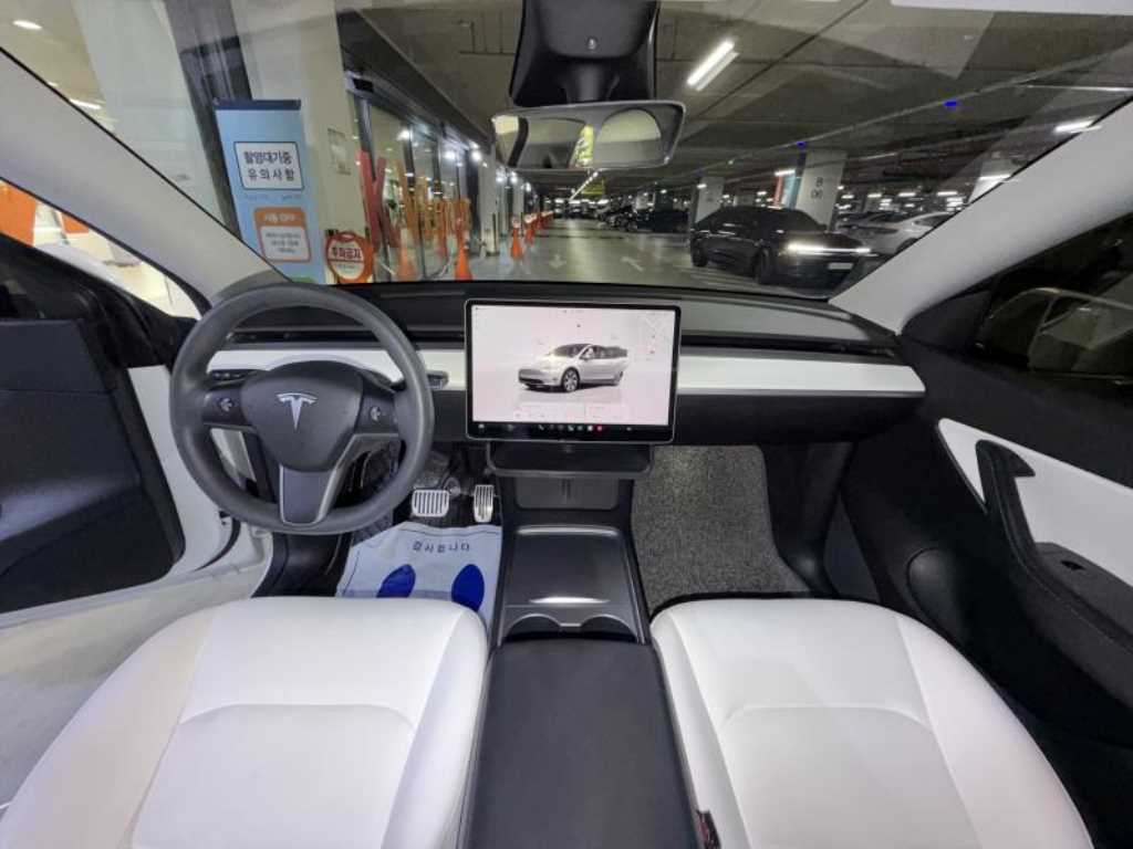 Tesla Model Y — photo 01