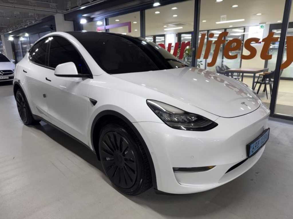 Tesla Model Y — photo 03