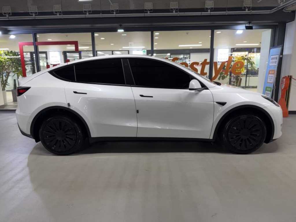 Tesla Model Y — photo 04