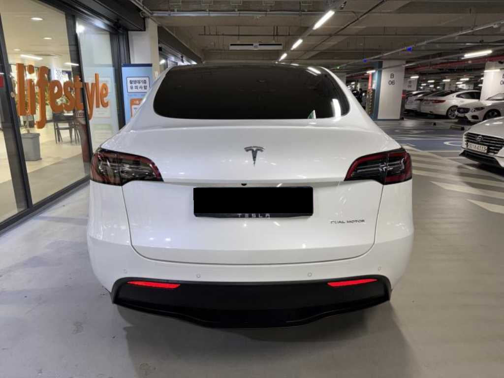 Tesla Model Y — photo 06